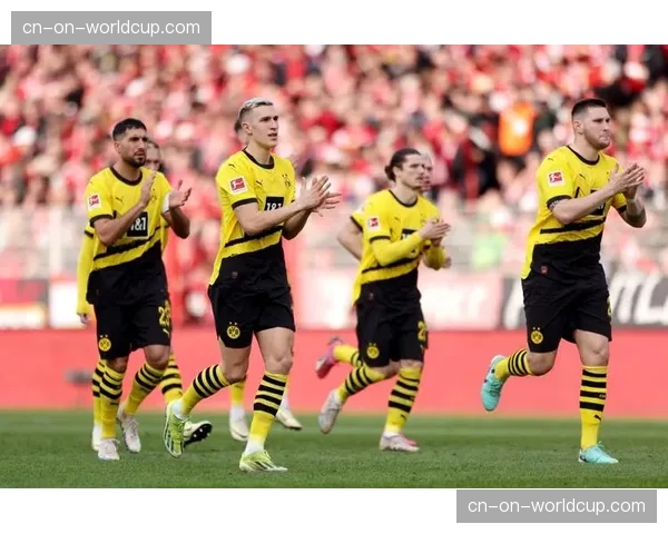 多特蒙德市政厅前“黄色之墙”，数千球迷通宵庆祝晋级